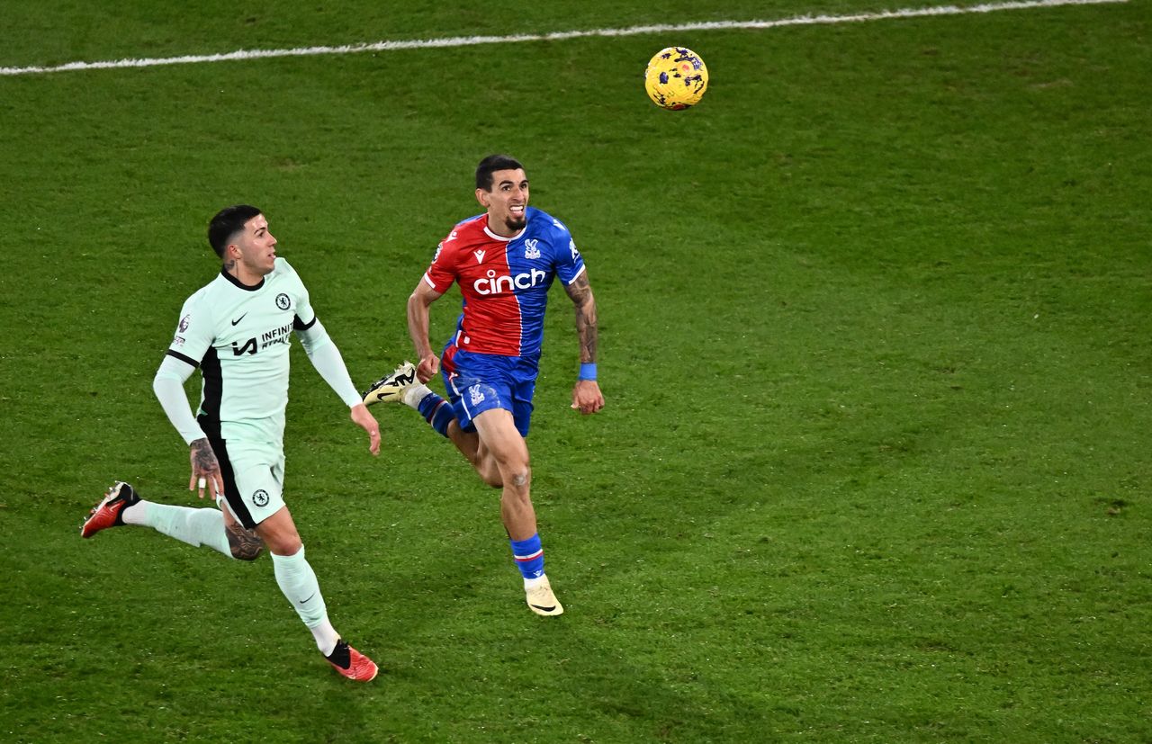 LONDON, FEBRUARY 12 - Enzo Fernandez of Chelsea and Daniel Munoz of Crystal Palace in action during the Premier League match between Crystal Palace and Chelsea FC at Selhurst Park on February 10, 2024 in London, United Kingdom.
(Photo Sebastian Frej/MB Media/Getty Images)