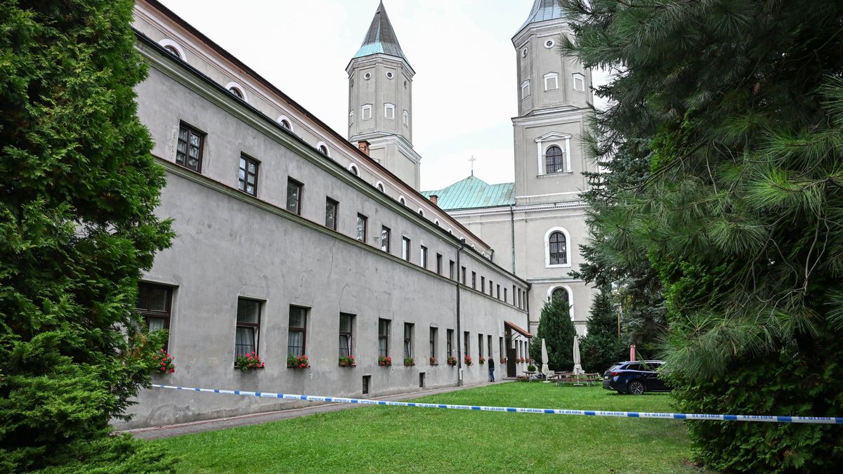 miejsce ataku
Jarosław, 24.09.2026. Policyjne bariery w miejscu ataku nożownika na terenie Jarosławskiego Opactwa przy ulicy Benedyktyńskiej w Jarosławiu, 24 bm. Przed południem, 31-letni mężczyzna ranił nożem czerech mężczyzn i kobietę. Sprawca został zatrzymany, poszkodowani trafili do szpitala. (amb) PAP/Piotr Polak ***Do tego materiału zdjęciowego dostępna jest również depesza w systemie CSI, pt.: Podkarpackie/ Zmarła jedna z osób zaatakowanych przez 31-latka w jarosławskim opactwie (aktl.)***
Piotr Polak
atak, benedyktyński, benedyktyńskie, JAROSŁAWSKIE, Klasztor Sióstr Benedyktynek, nożownik, opactwo
