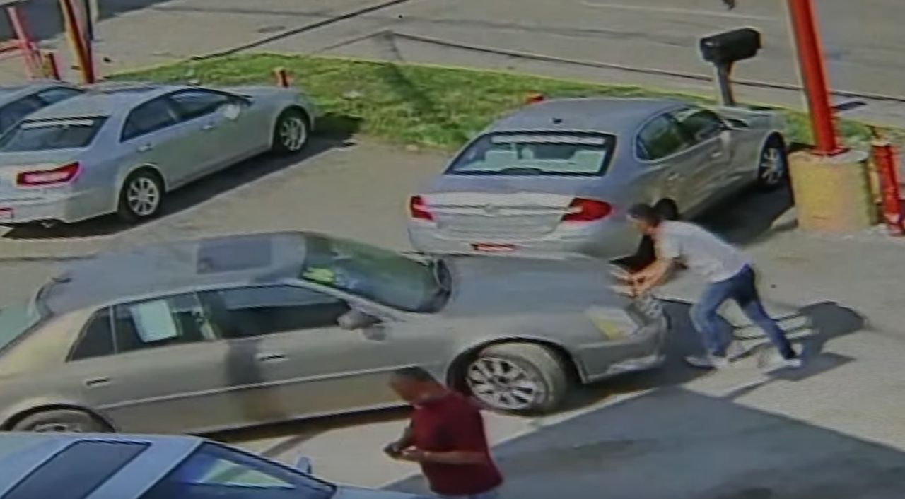 Kierownik salonu samochodowego próbował zatrzymać kobietę wyjeżdżającą z parkingu