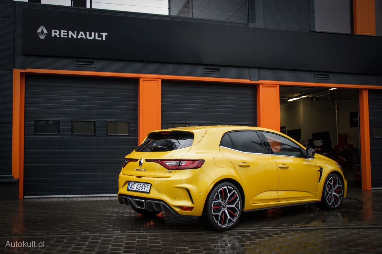 Centralna końcówka układu wydechowego pojawiła się już w poprzedniej generacji Renault Megane RS