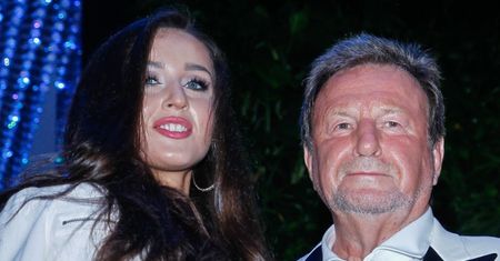 Roczny syn 75-letniego Józefa Wojciechowskiego i Patrycji Tuchlińskiej  pozuje w dziecięcej wersji ferrari na tle helikoptera (FOTO)