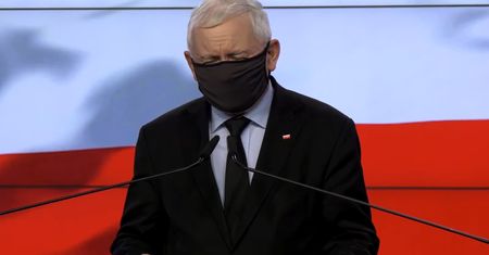 Jarosław Kaczyński ogłosił kolejną współpracę. Tym razem w maseczce