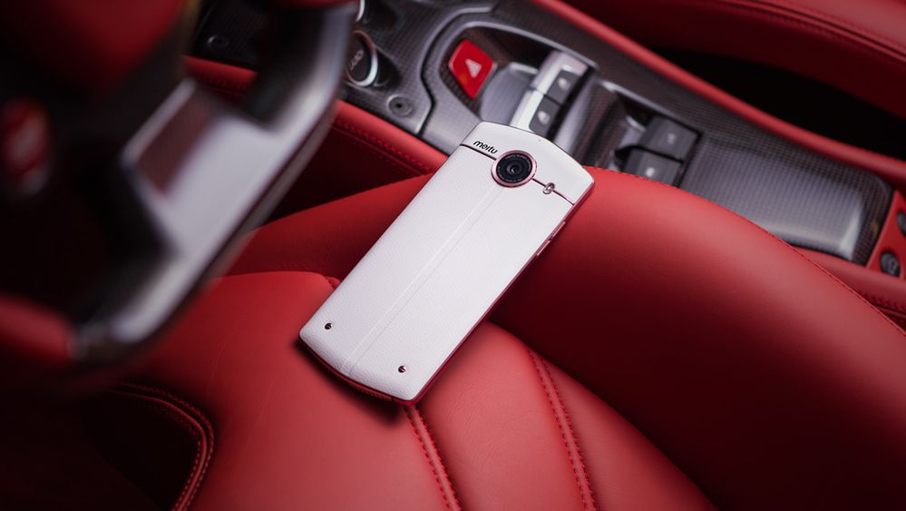 Meitu V4 to smartfon idealny dla maniaków selfie. Został wyposażony w 21 Mpix aparat na przednim panelu