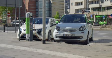Dwa nowe znaki dla ekostref. Wjedziesz tylko autem na prąd lub gaz ziemny