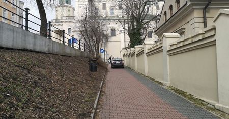 Źle poprowadziła go nawigacja? Kierowca taksówki skrócił sobie trasę chodnikiem
