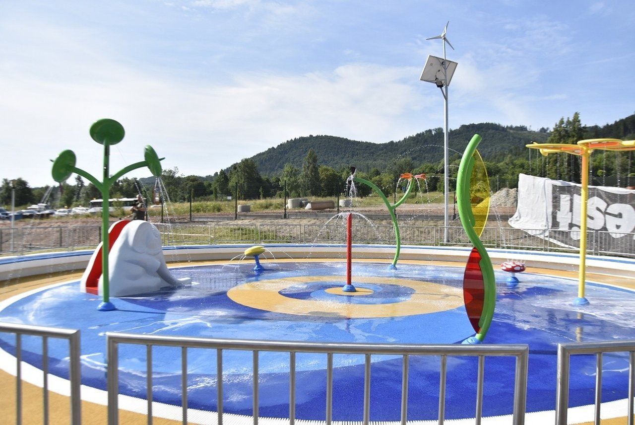 Park Wodny w Jedlinie-Zdroju to piękne miejsce - nic dziwnego, że w upalne dni kusi tez dorosłych