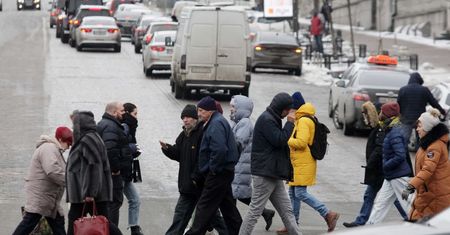 Ukraińcy wychodzą z domów. Wielkie kolejki do bankomatów i nie tylko