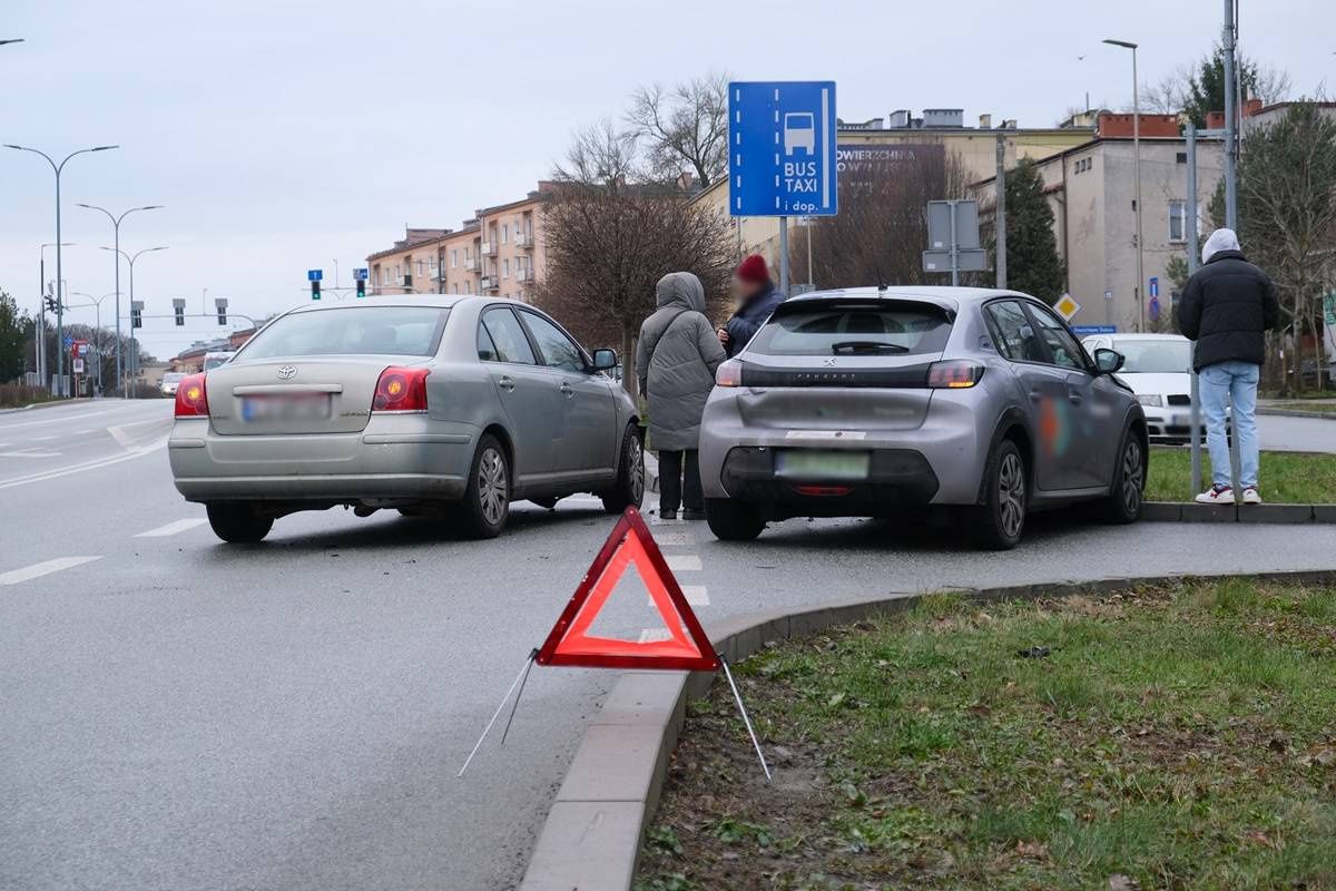 Zderzenie toyoty z peugeotem na ul. Józefa Poniatowskiego w Lublinie