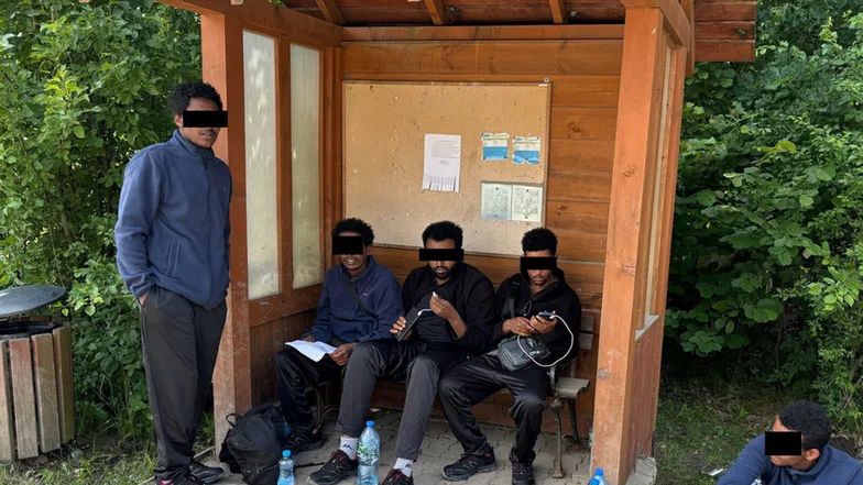 Sołtys zrobiła zdjęcie migrantów na przystanku, opublikowano je na platformie X