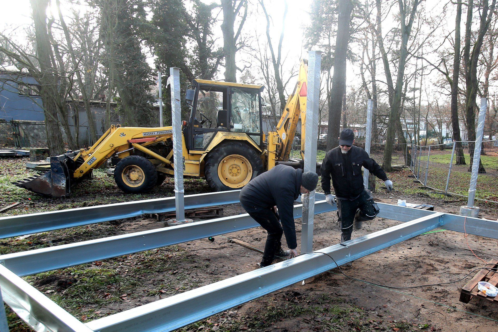 Macewy wracają na cmentarz żydowski w Szczecinie.