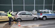 Karambol na cztery pojazdy na ulicy Zagnańskiej w Kielcach. Ranne trzy osoby, w tym policjantka. Były poważne utrudnienia w ruchu