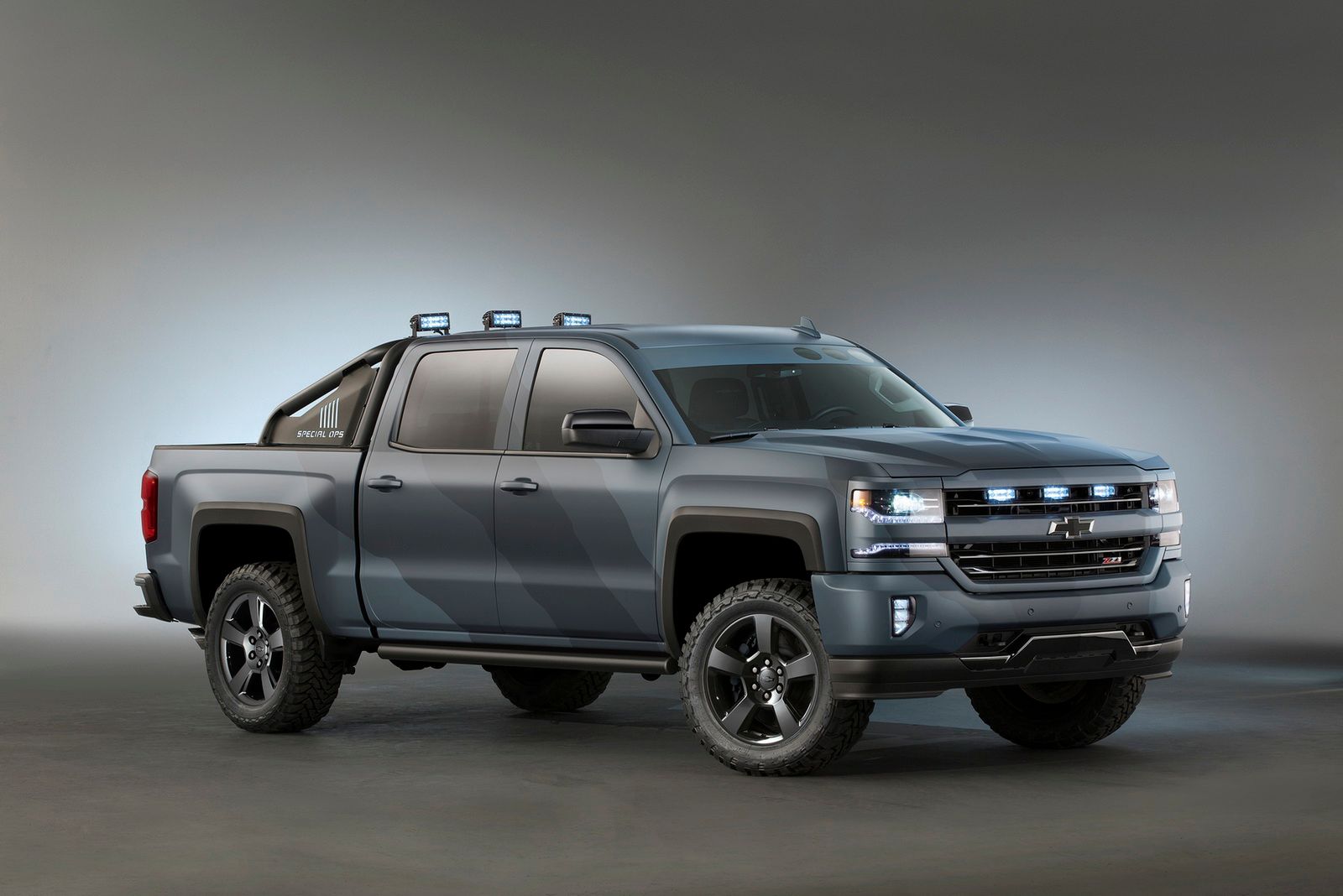 Oprócz Silverado 3500HD, Chevrolet zaprezentuje na SEMA także Silverado 1500 Z71 w wersji Razzle Dazzle oraz...