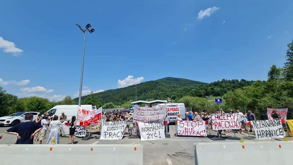 Mieszkańcy protestowali przeciwko zamknięciu granicy ze Słowacją betonowymi blokami