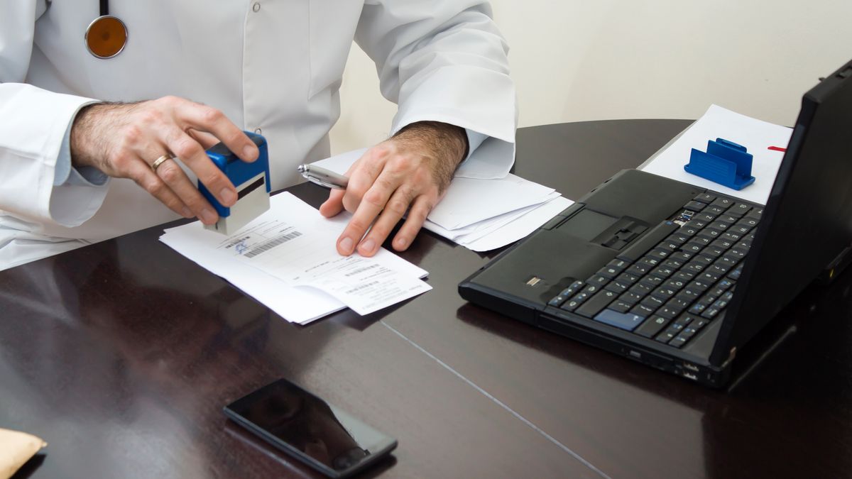 Plaga zwolnień lekarskich z kodem "C". Co oznacza ta litera?