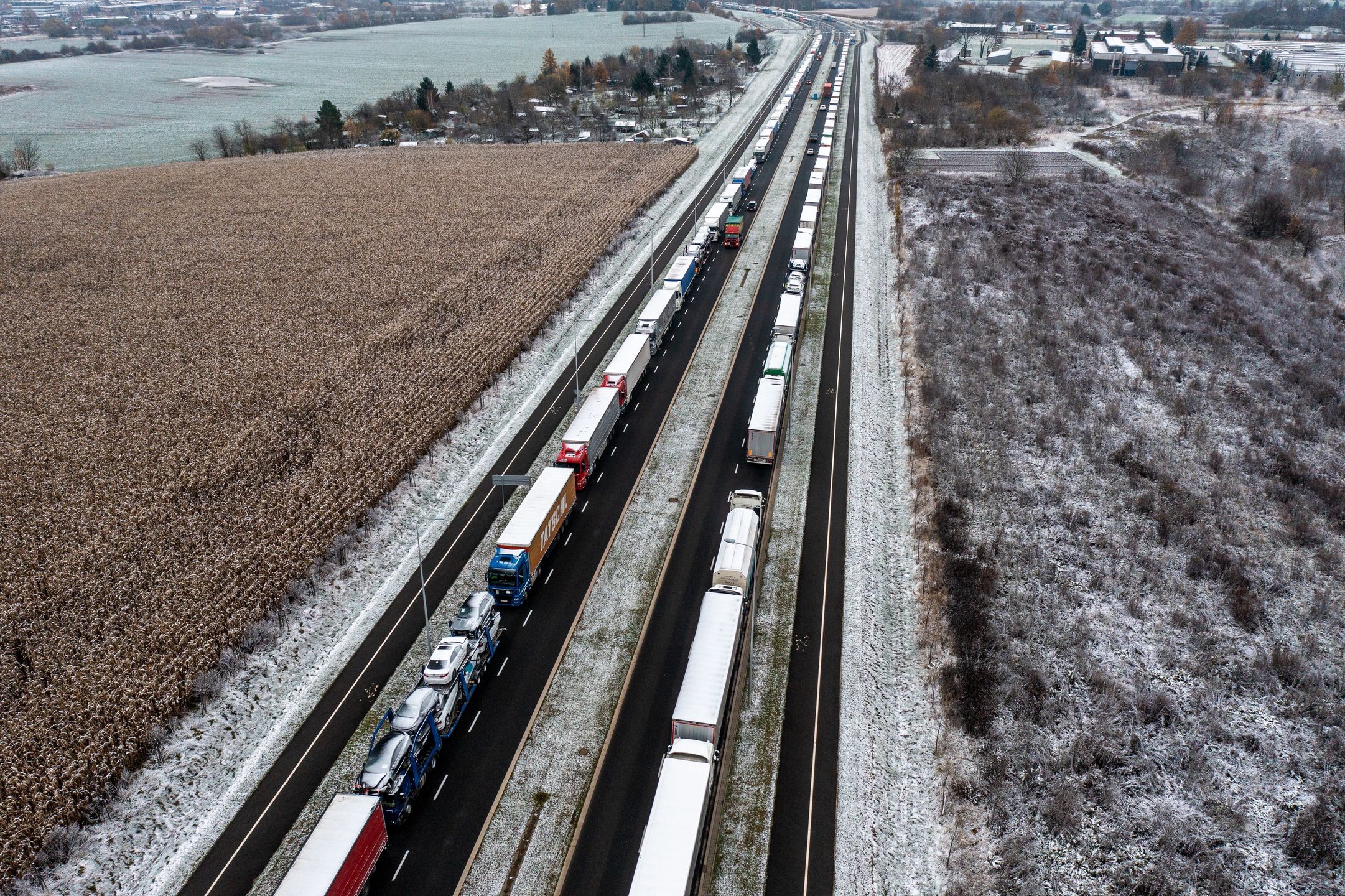 Kolejka ciężarówek na obwodnicy Przemyśla, w której kierowcy oczekują na przekroczenie polsko-ukraińskiego przejścia granicznego w Medyce
