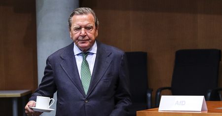 Scholz nie odpuszcza. Były kanclerz Schröder w opałach