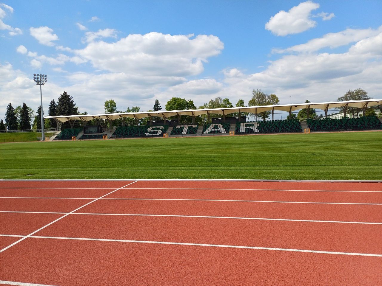 Otwarcie stadionu w Starachowicach. Mecz Reprezentacji Gwiazd Piłkarzy Polskich z Oldbojami Staru Starachowice, Szpakowski i K.A.S.A