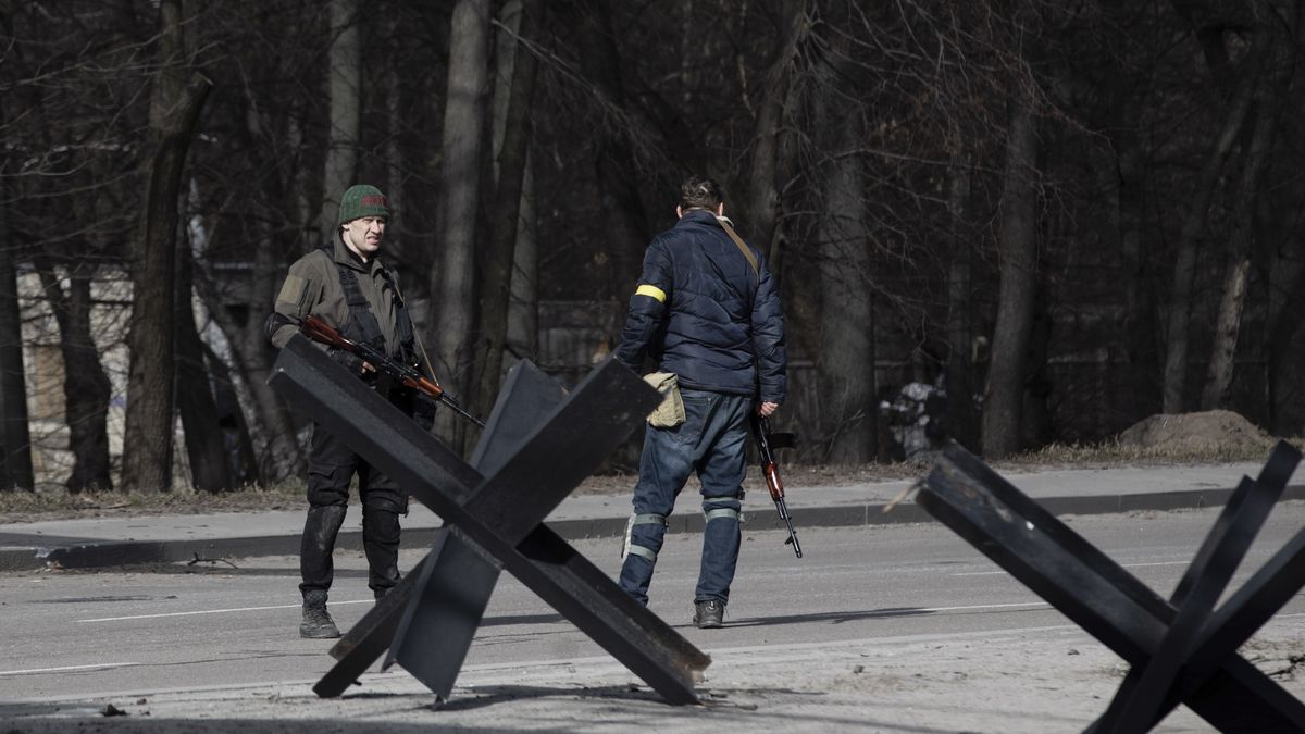 Na zdjęciu ukraińscy terytorialsi patrolujący jeden z punktów kontrolnych w Kijowie
