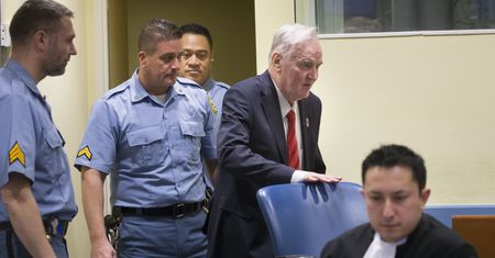 "Kat Srebrenicy" na wolności? Serbski rząd wstawia się za Mladiciem