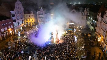 Grudziądz: Choinka na Rynku rozbłysła. Tak wygląda starówka ze świąteczną iluminacją. Podziwiało ją wielu mieszkańców