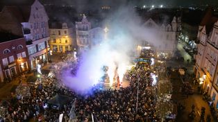 Grudziądz: Choinka na Rynku rozbłysła. Tak wygląda starówka ze świąteczną iluminacją. Podziwiało ją wielu mieszkańców