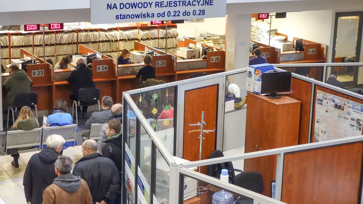 W wydziale komunikacji nie trzeba mieć tablic auta z zagranicy do rejestracji, ale trzeba złożyć przy tym odpowiednie oświadczenie.