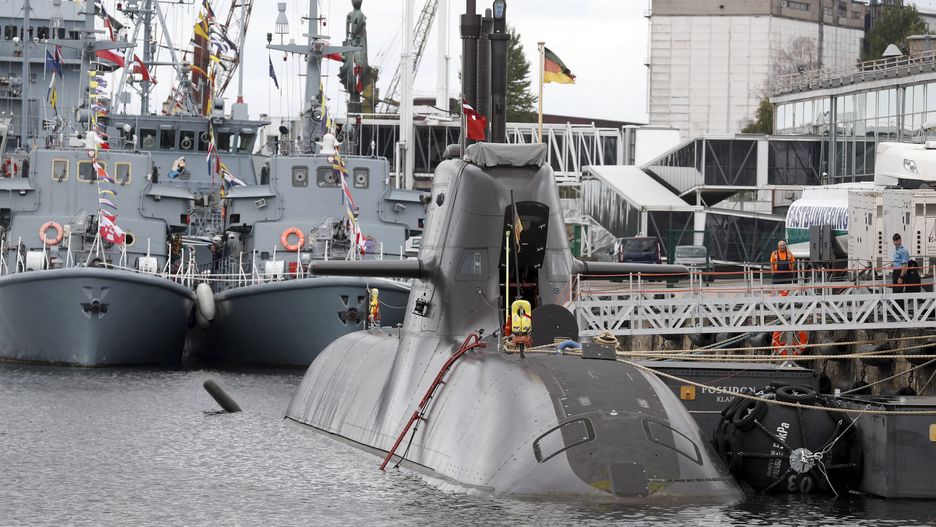 Northern Coasts (NOCO) naval exercise press conference in Riga
epa10848711 German Navy submarine U36 (front), frigates Hamburg and Hessen (L) are seen during a press conference about exercise Northern Coasts 2023 at German Navy frigate Hamburg in Riga, Latvia, 08 September 2023. This year's maritime exercise Northern Coasts (NOCO), one of the most important multinational exercises to strengthen cooperation between Germany's naval forces and its partners in the Baltic Sea region, will take place from 09 to 23 September, while the German Navy will be responsible for planning and conducting the exercise this year, according to a press statement.  EPA/TOMS KALNINS 
Dostawca: PAP/EPA.
TOMS KALNINS