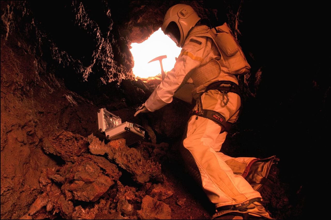 Mars skrywa niebezpieczeństwo. Astronauci mogą się przed nim uchronić - Pod powierzchnią Marsa można schronić się przed promieniowaniem kosmicznym