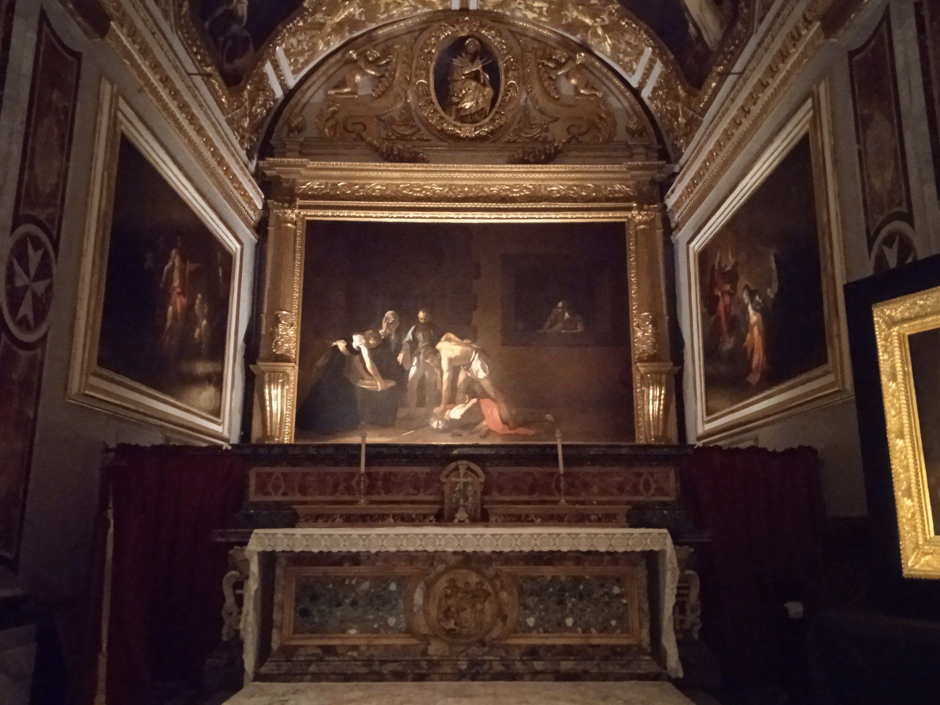 Wspaniała Konkatedra Św. Jana. Z zewnątrz skromna, w środku jest istnym barokowym klejnotem - zachwyca złotem, freskami, rzeźbami i, co najważniejsze, oryginalnymi obrazami Caravaggia