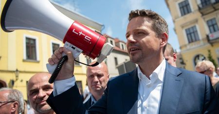 Warszawa. Trzaskowski przekazuje na WOŚP symbol kampanii prezydenckiej