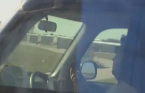 Ile rzeczy naraz w samochodzie może robić prawdziwy kretyn? [wideo] 1