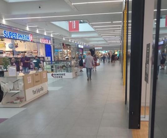 Wielu klientów przechadzało się alejkami w Galerii Młociny