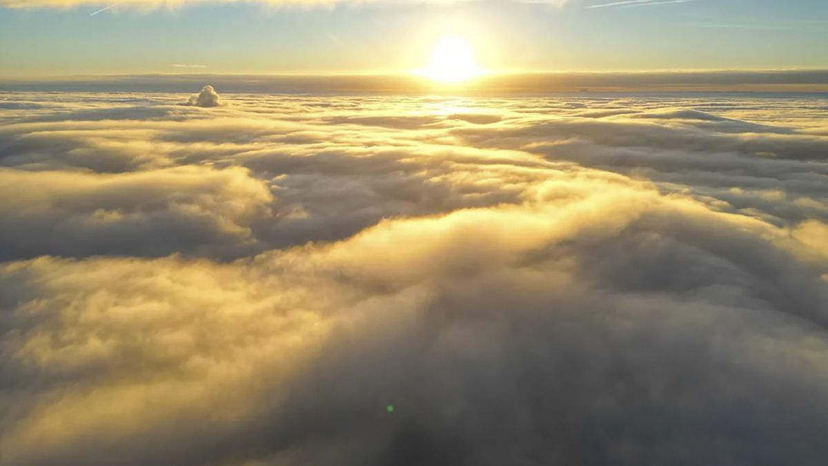 Zjawisko inwersji termicznej pokazane na zdjęciu z drona.