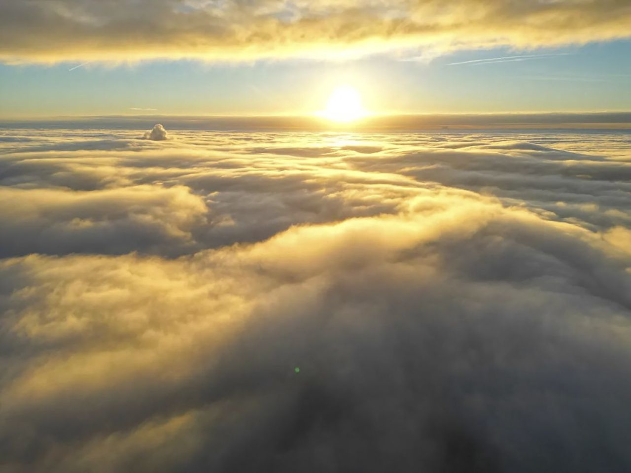 Dziwne zjawisko w chmurach. Bez drona nie byłoby go widać