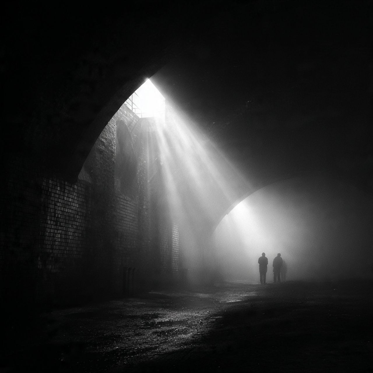 Podziemne tajemnice przy dworcu. Nocny spacer śladami schronów i tuneli w Poznaniu