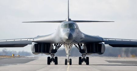 Bombowiec B-1B Lancer po raz pierwszy lądował w Polsce. "Gorące tankowanie"