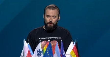 Taką bluzę założył Stanowski na debatę. "To chyba niezła okazja"