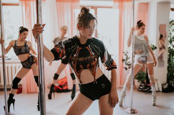 Pole dance lekiem na kompleksy? Recenzja filmu "Exotic"