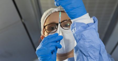 Zielony paszport dla zaszczepionych. Tylko dla nich poluzują obostrzenia