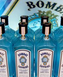 Niezwykła moc Bombay Sapphire. Zamiast zwykłego ginu, wlali do butelek 77-procentowy alkohol