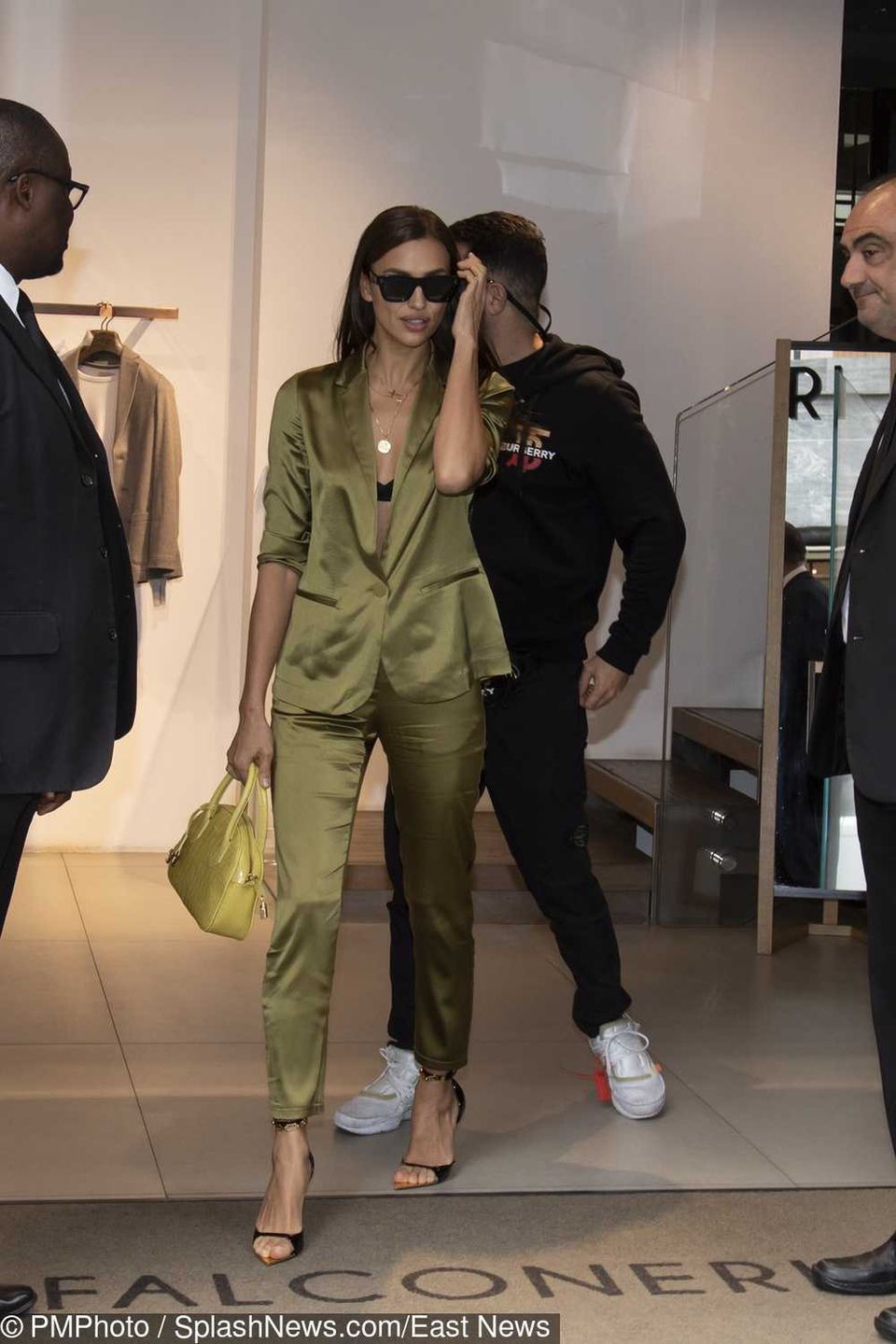 Irina Shayk w satynowym garniturze