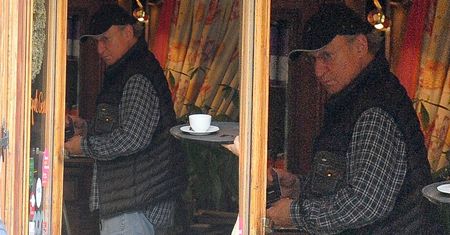 71-letni Piotr Fronczewski kupuje słodkości u Gessler i odjeżdża nowym BMW (ZDJĘCIA)