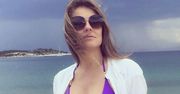 "Plotkara": Elizabeth Hurley uwielbia kusić swoimi ponętnym kształtami