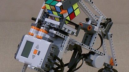 Robot z Lego układa kostkę Rubika. A ja nie. 1