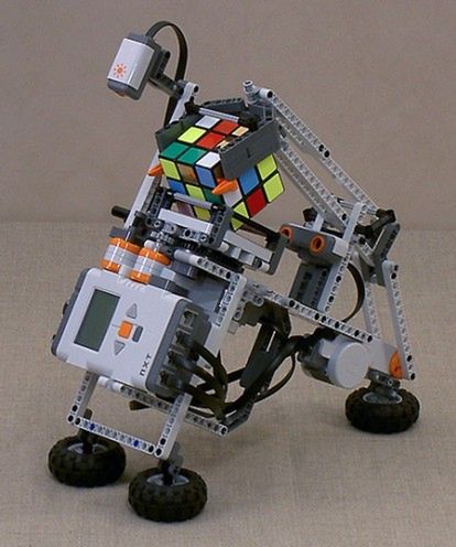 Robot z Lego układa kostkę Rubika. A ja nie.