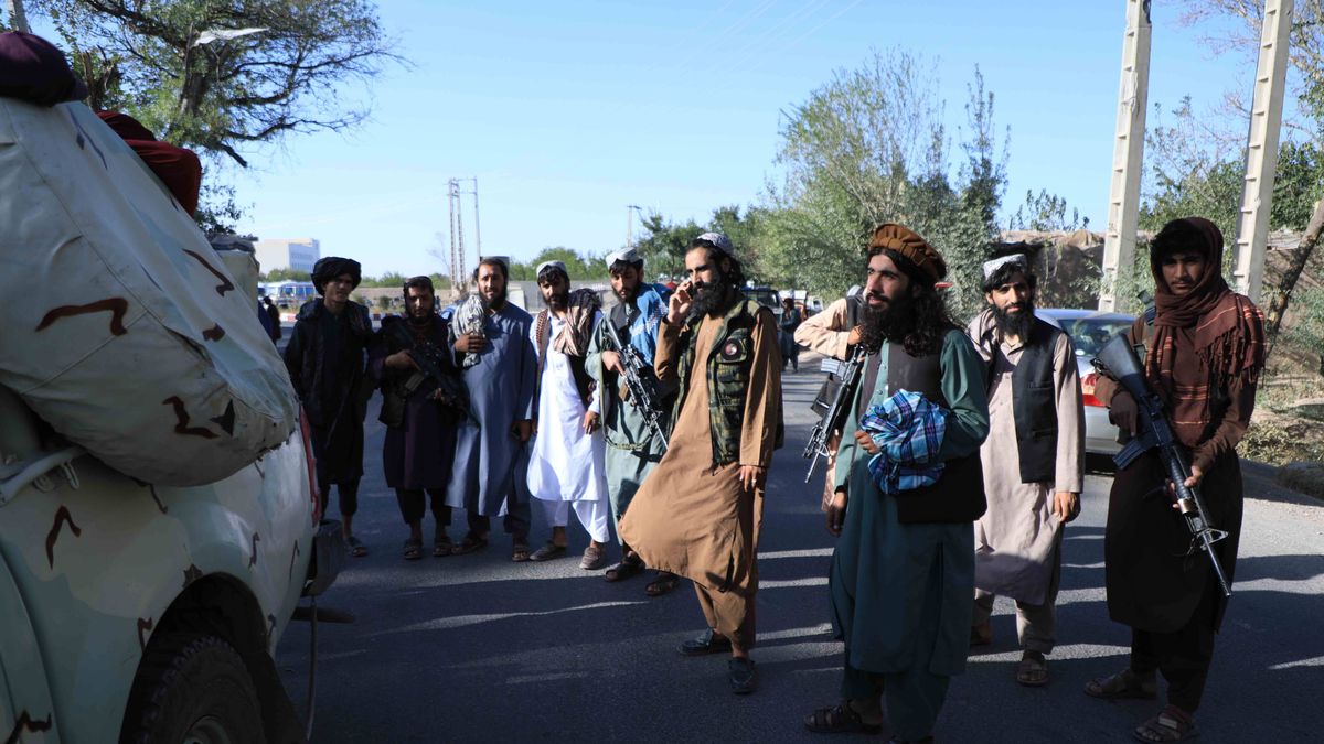 Afghanistan conflicts - Herat situationepa09415461 Taliban stand guard at a checkpoint as they took control of Herat, Afghanistan, 15 August 2021.  Afghan President Ashraf Ghani reportedly left the country after Taliban entered Kabul despite having initially claimed they would not come in until a transfer of power was agreed upon, while President of Afghanistan Ashraf Ghani left the country.  EPA/STRINGER Dostawca: PAP/EPA.STRINGER