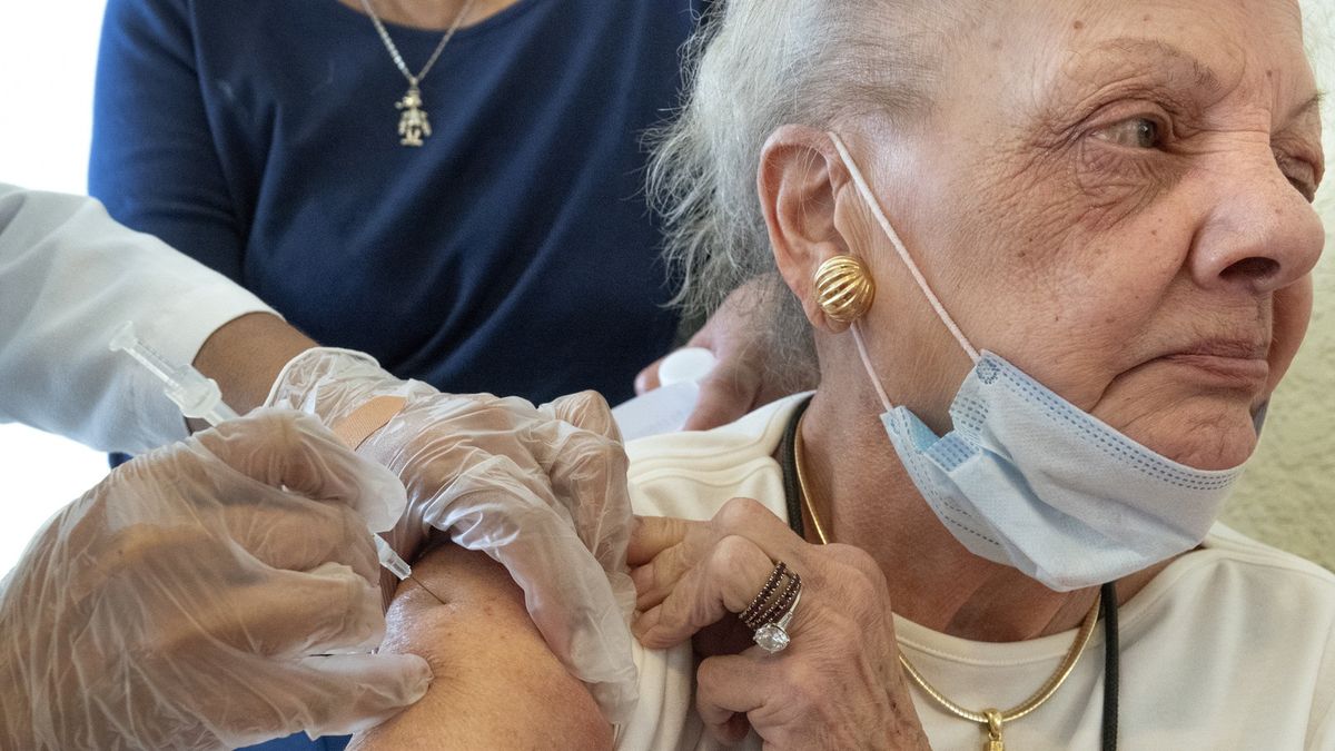 Szczepienia przeciw COVID-19. Ruszają zapisy