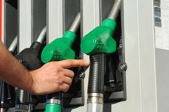 Ceny paliw: benzyna tanieje, ale za diesla trzeba płacić więcej