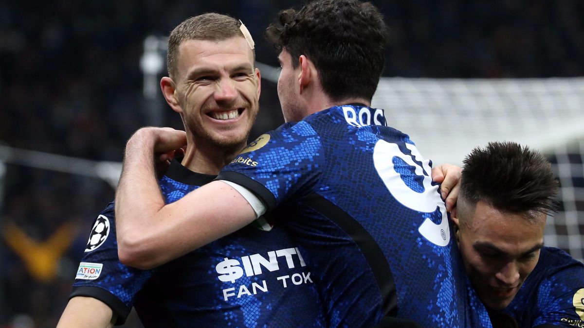 PAP/EPA / MATTEO BAZZI / Na zdjęciu: Edin Dzeko (z lewej) celebruje zdobycie bramki