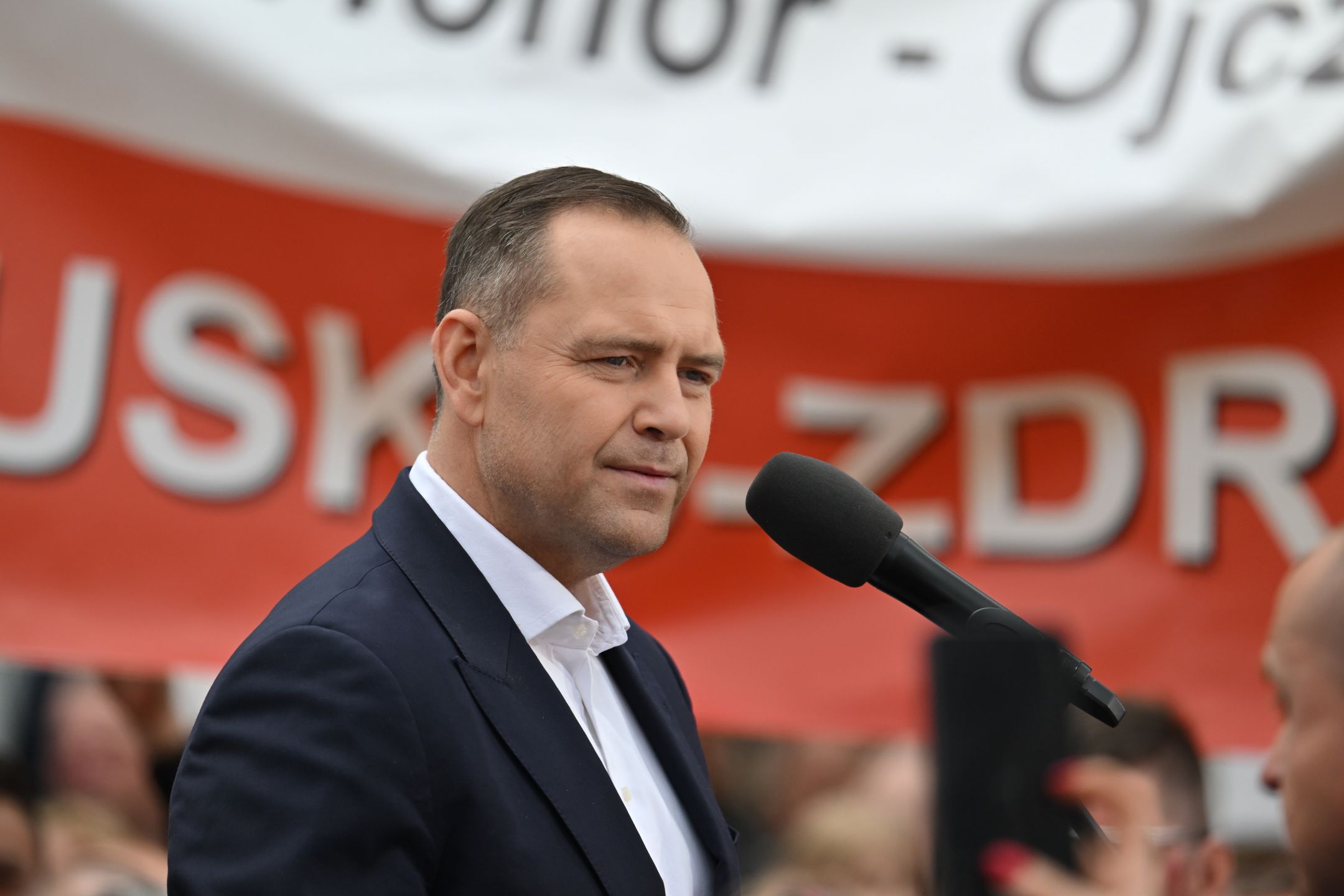 Kielce, 11.05.2025. Wybory Prezydenta RP 2025 - kampania. Kandydat Komitetu Obywatelskiego w zbliżających się wyborach na fotel prezydenta RP, popierany przez Prawo i Sprawiedliwość prezes Instytutu Pamięci Narodowej Karol Nawrocki podczas spotkania wyborczego na Placu Artystów w Kielcach, 11 bm. (jm) PAP/Piotr Polak